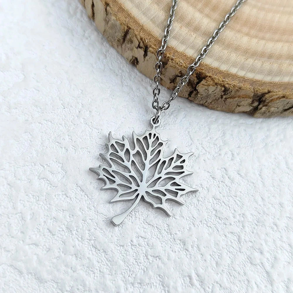 Κολιέ με μενταγιόν φύλλο σφενδάμου ασημί