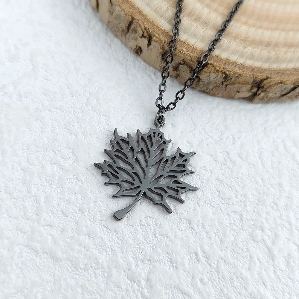 Κολιέ με μενταγιόν φύλλο σφενδάμου μαύρο