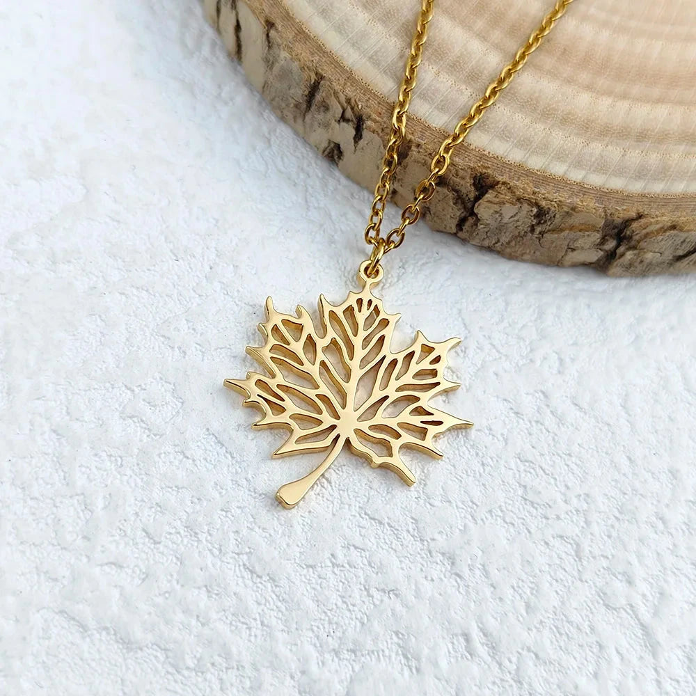 Κολιέ με μενταγιόν φύλλο σφενδάμου χρυσό