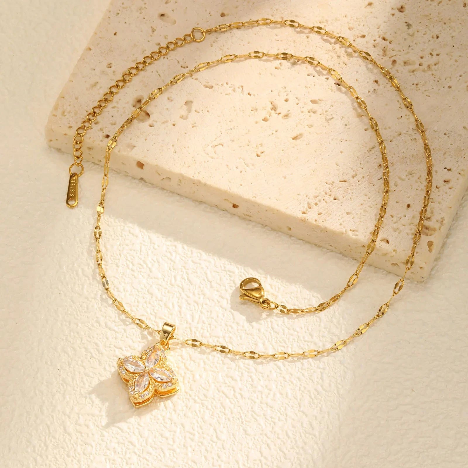 Κολιέ με Περιστρεφόμενο Κρεμαστό Λουλούδι από Ζιρκόνιο Αντιστρες