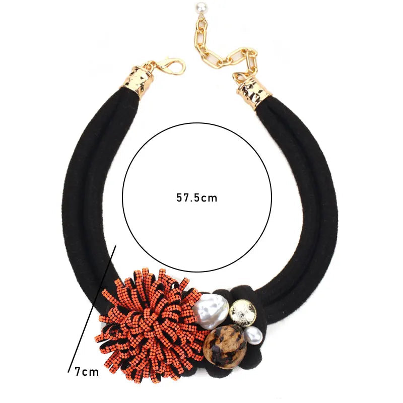 Κολιέ Κοντό με Κρεμαστό Κόκκινο Λουλούδι και Μαργαριτάρια