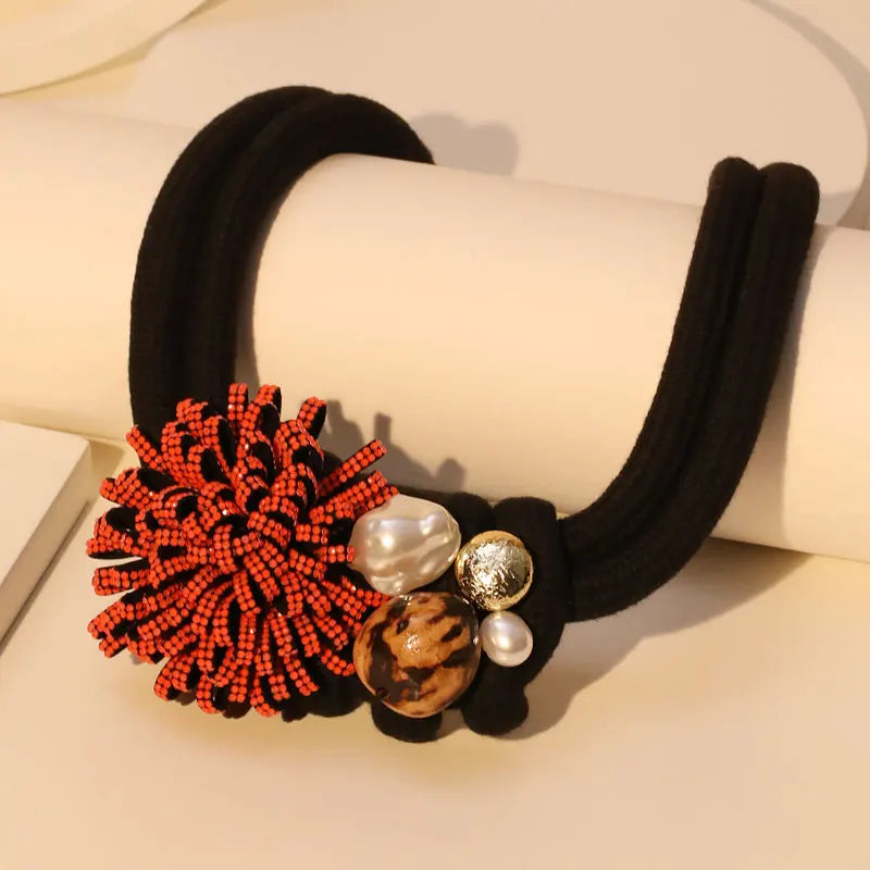 Κολιέ Κοντό με Κρεμαστό Κόκκινο Λουλούδι και Μαργαριτάρια