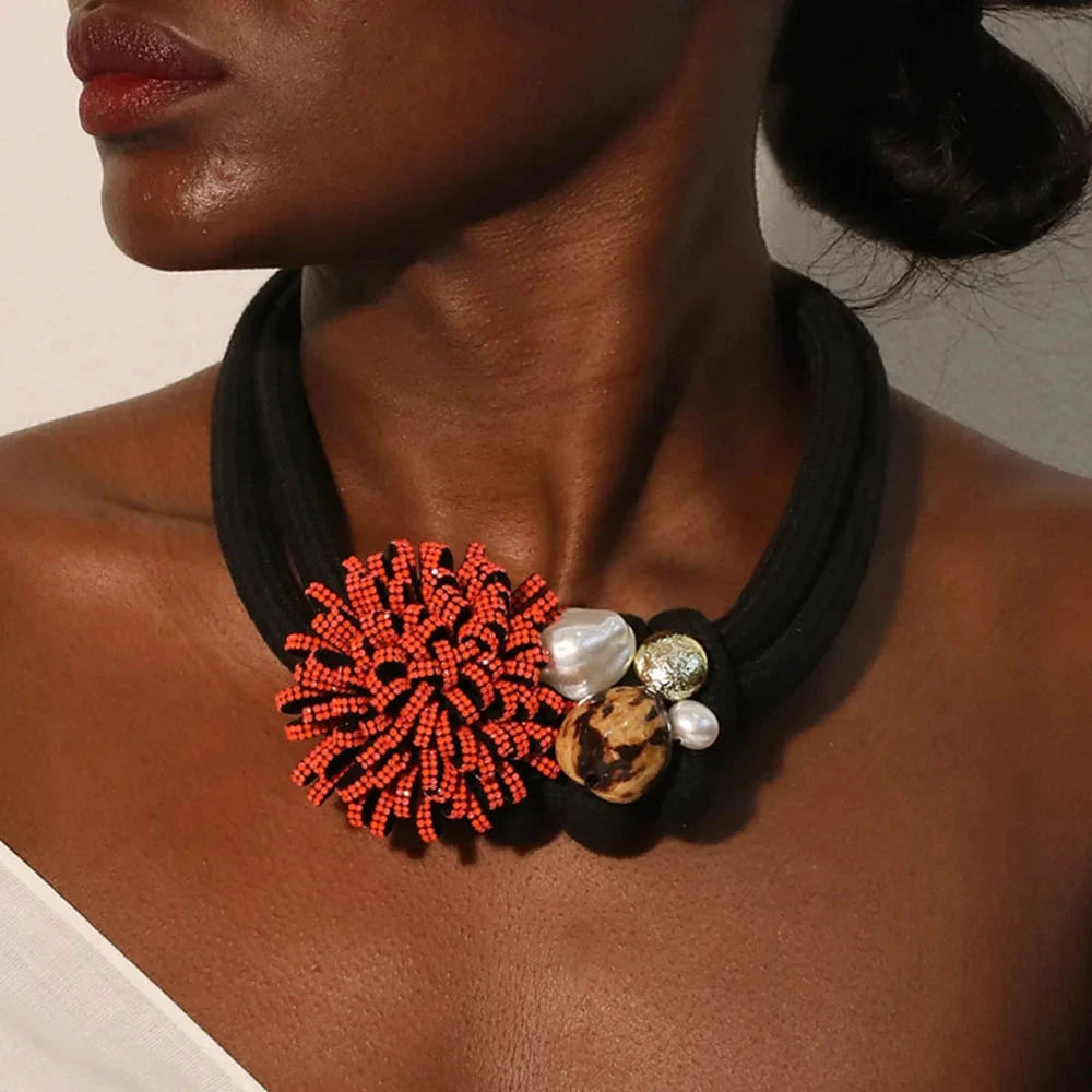 Κολιέ Κοντό με Κρεμαστό Κόκκινο Λουλούδι και Μαργαριτάρια