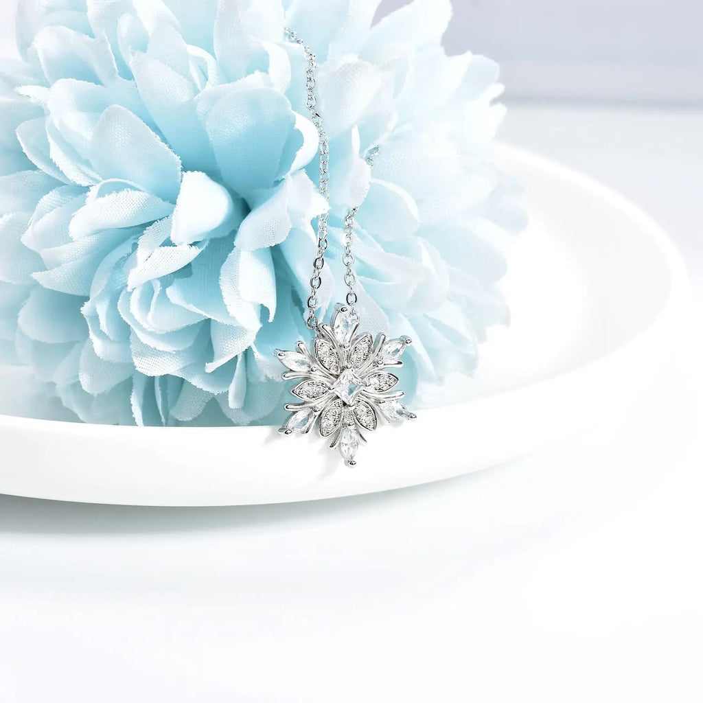 Κολιέ με μενταγιόν χιονονιφάδα από λευκό ζιρκόνιο
