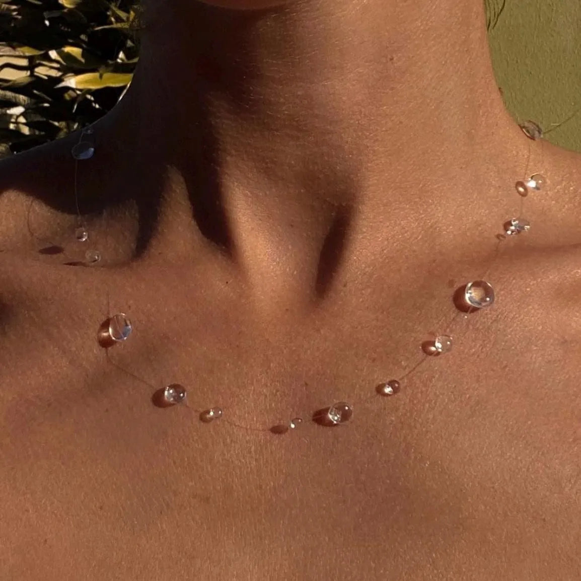 Κολιέ με Διαφανές Μενταγιόν σε Σχήμα Σταγόνας Νερού