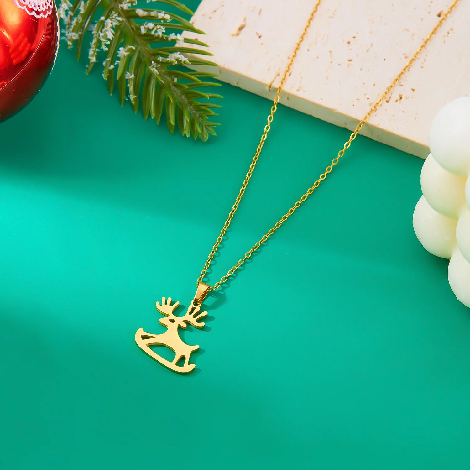 Κολιέ με χειμερινό μενταγιόν ελάφι χρυσό
