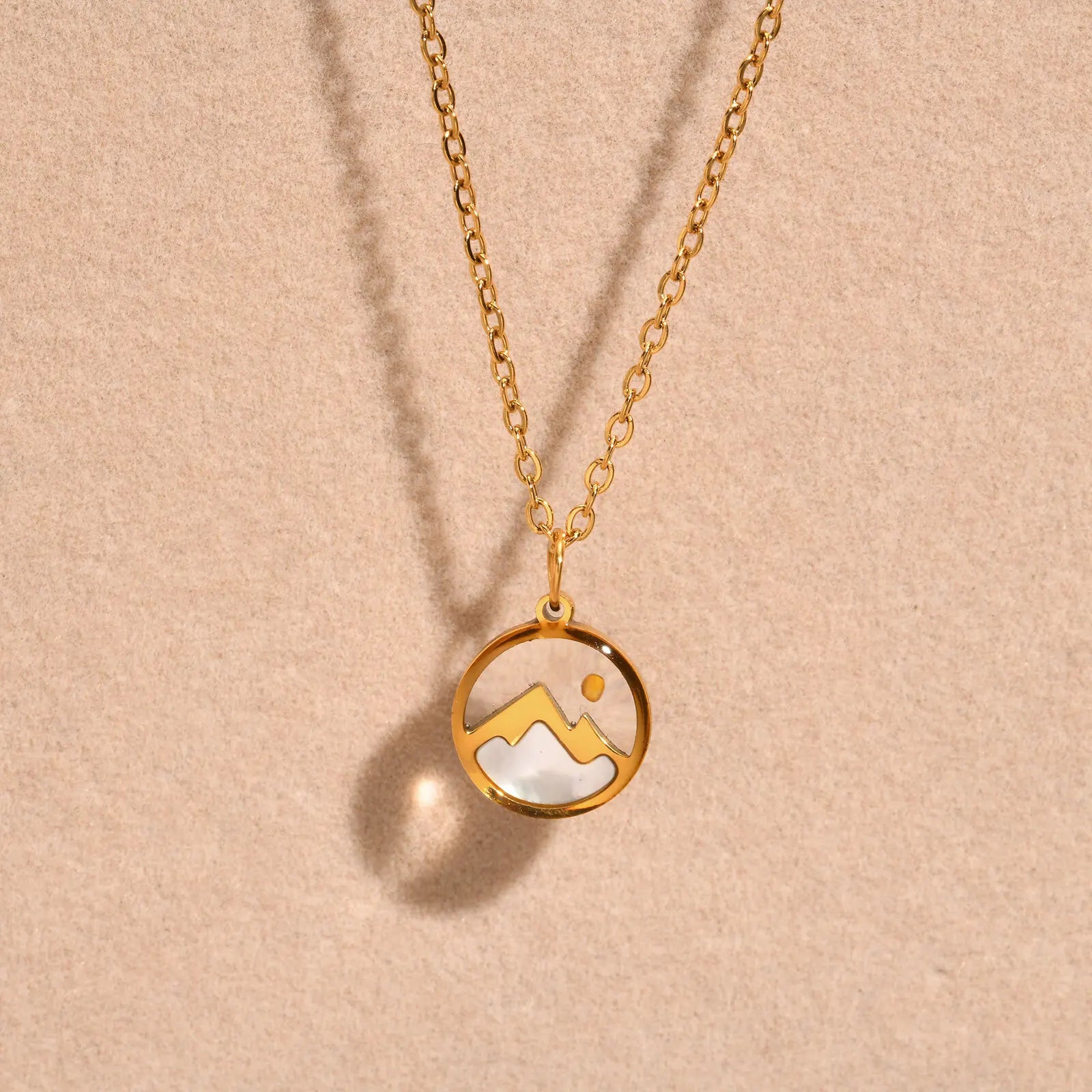 Κολιέ με μενταγιόν βουνό και φεγγάρι