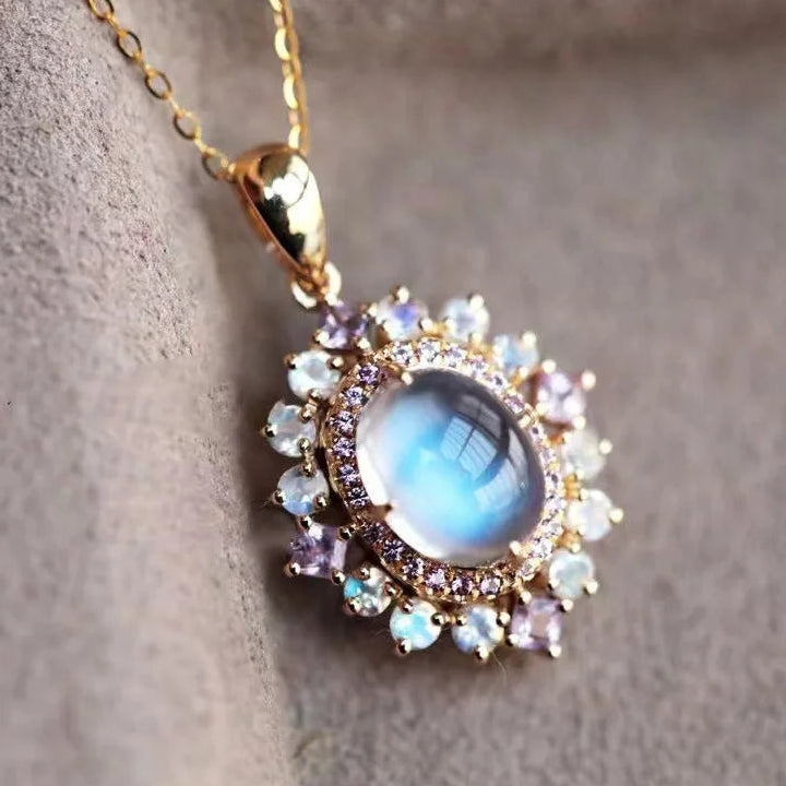 Κολιέ με οβάλ μενταγιόν από φεγγαρόπετρα και λαμπερούς κρυστάλλους