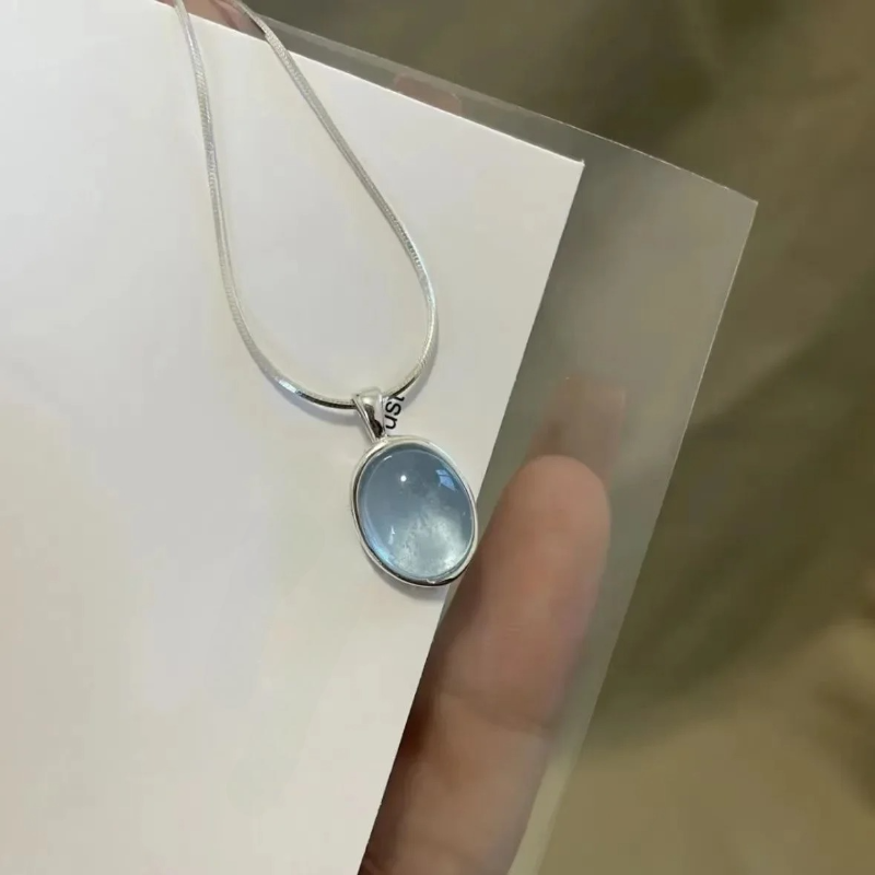 Κολιέ με οβάλ μενταγιόν λίθου φεγγαριού