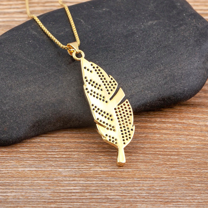 Κολιέ με μενταγιόν φτερό και ζιρκόν