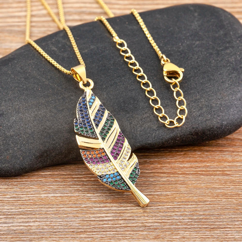 Κολιέ με μενταγιόν φτερό και ζιρκόν