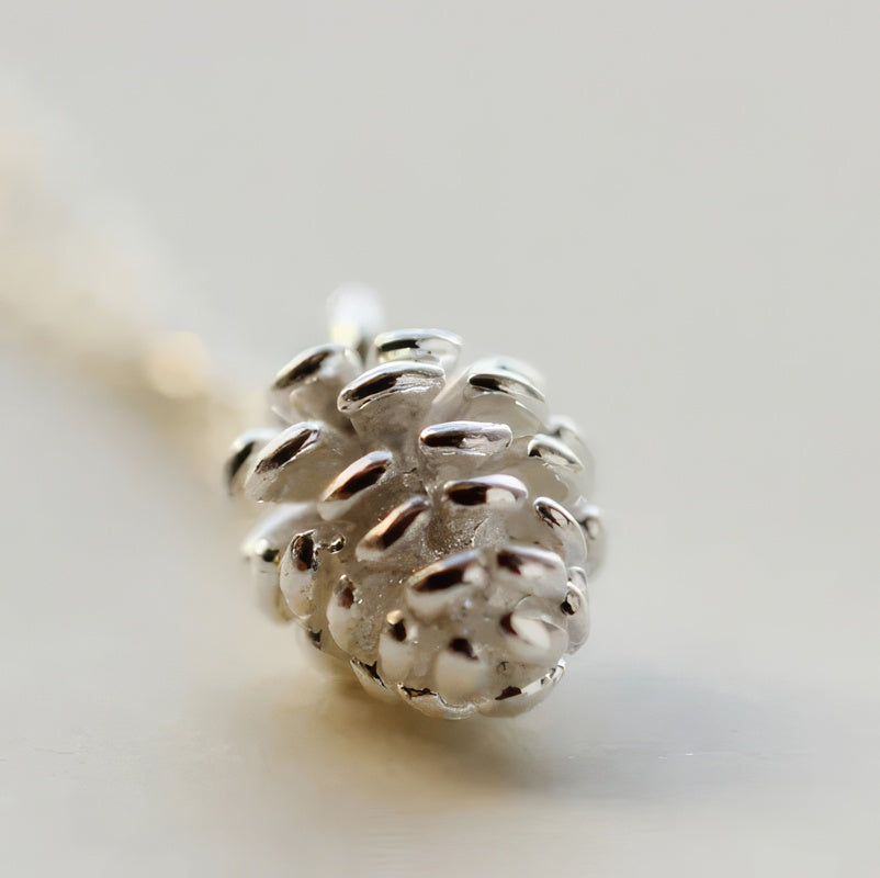 Κολιέ με Μενταγιόν Κουκουνάρι 