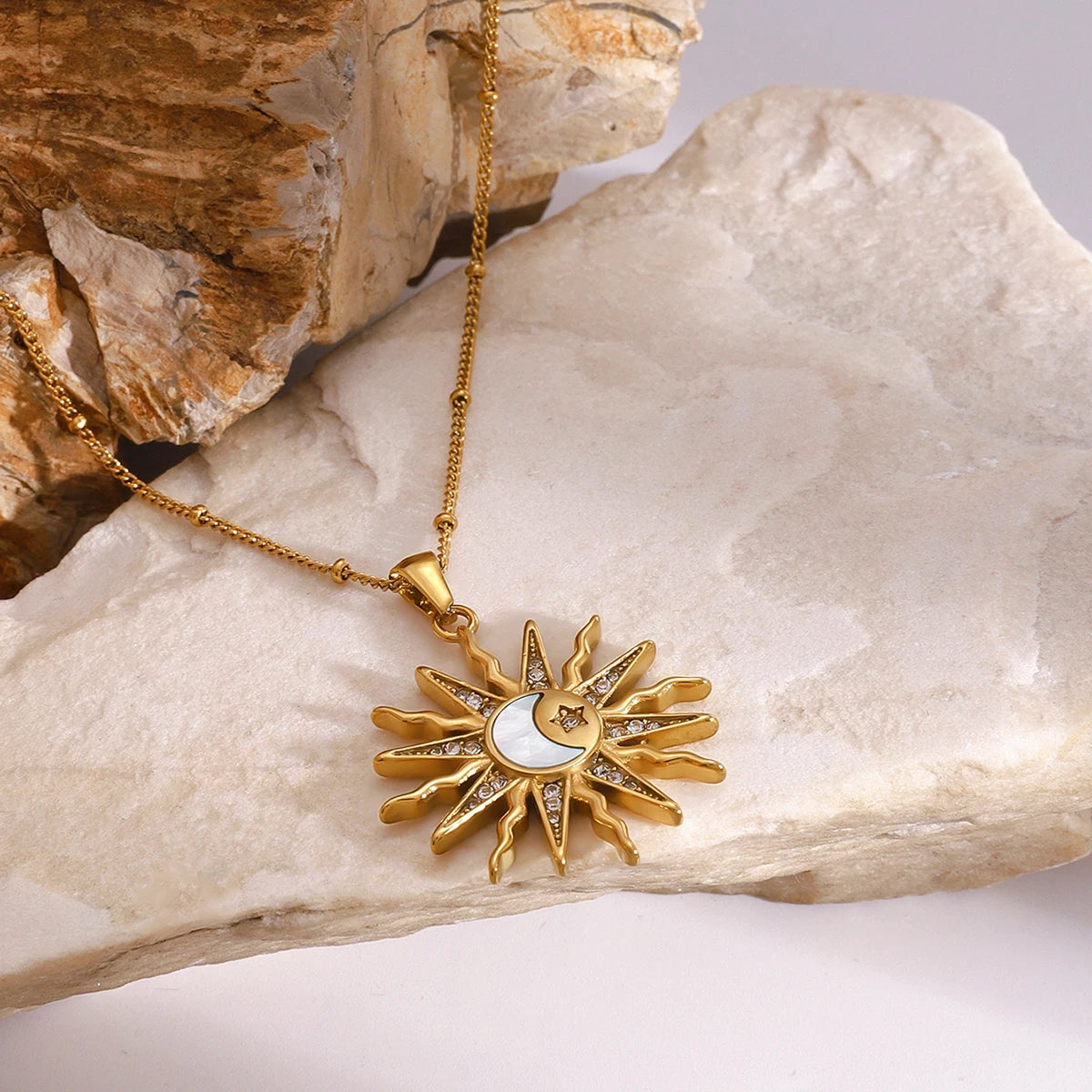 Collier avec Charmant Pendentif Soleil et Lune