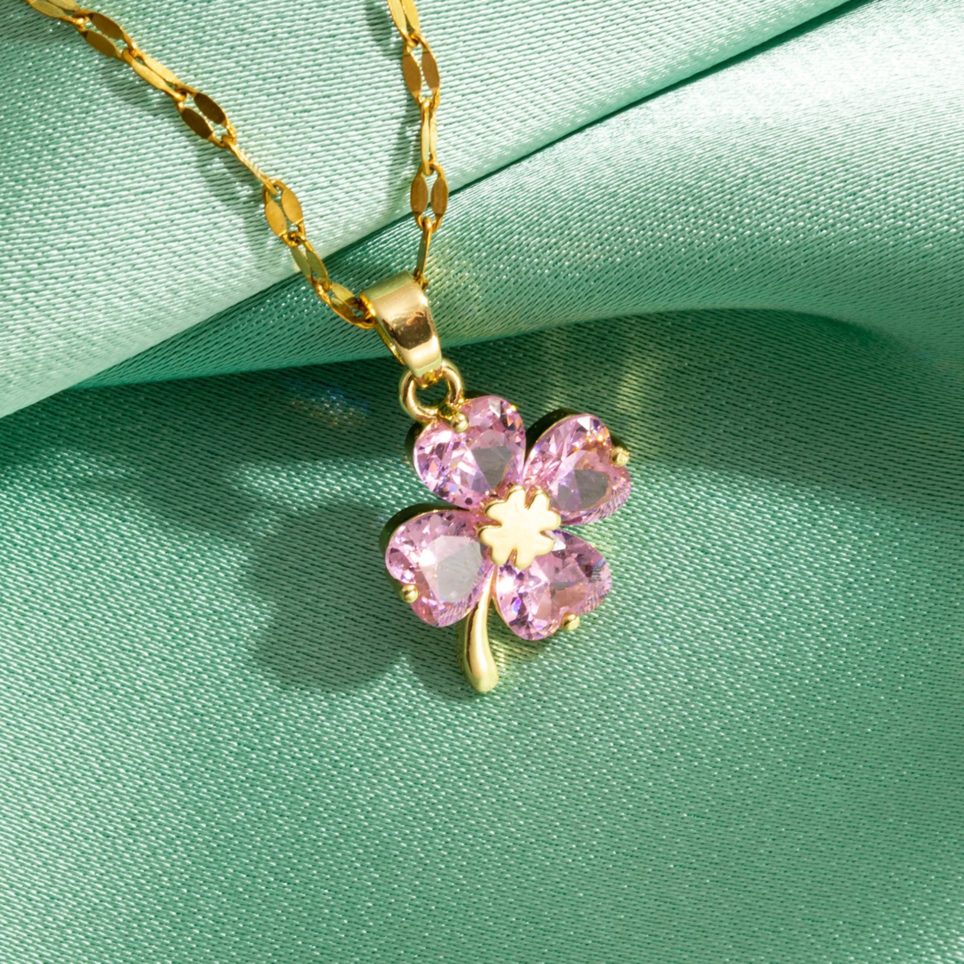 Κολιέ με μενταγιόν τετράφυλλο τριφύλλι σε χρώμα 