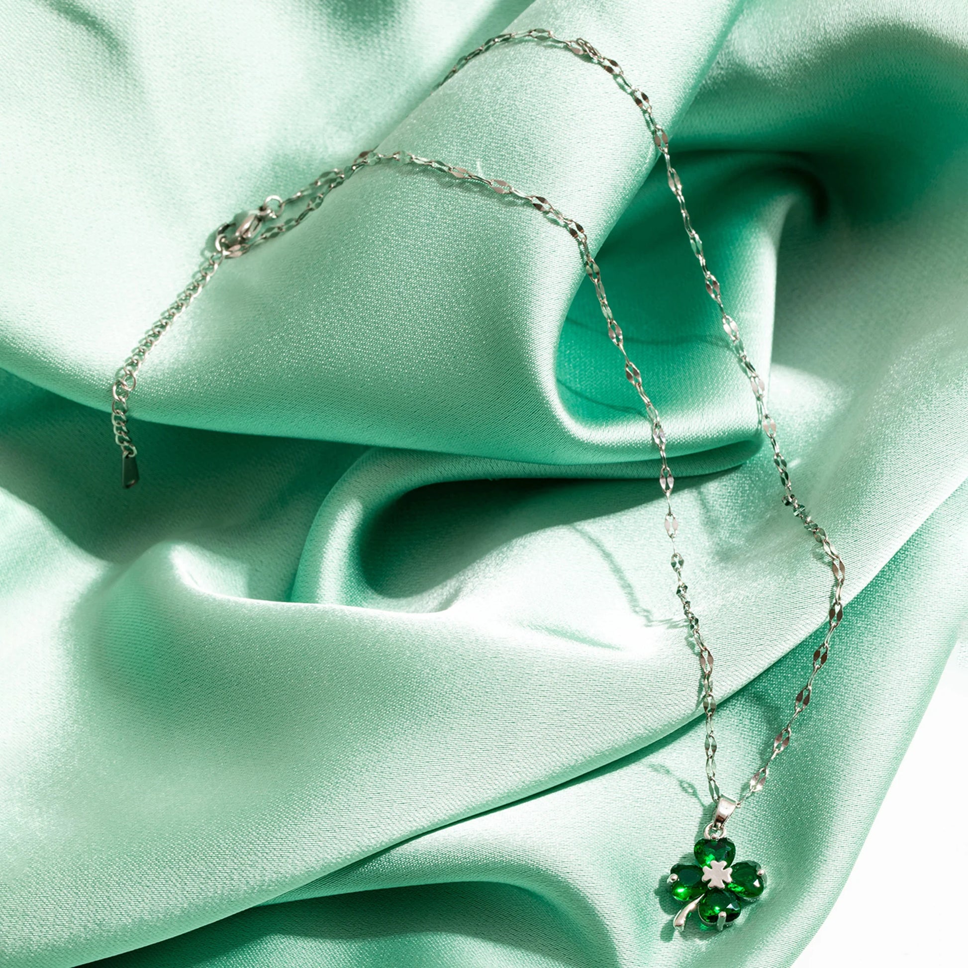 Κολιέ με μενταγιόν τετράφυλλο τριφύλλι ασημί και πράσινο χρώμα