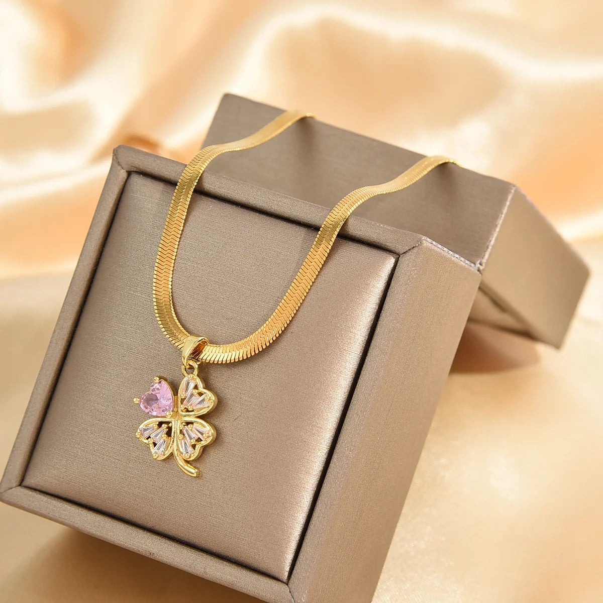 Κολιέ με μενταγιόν τετράφυλλου τριφυλλιού, γούρι και ζιρκόν