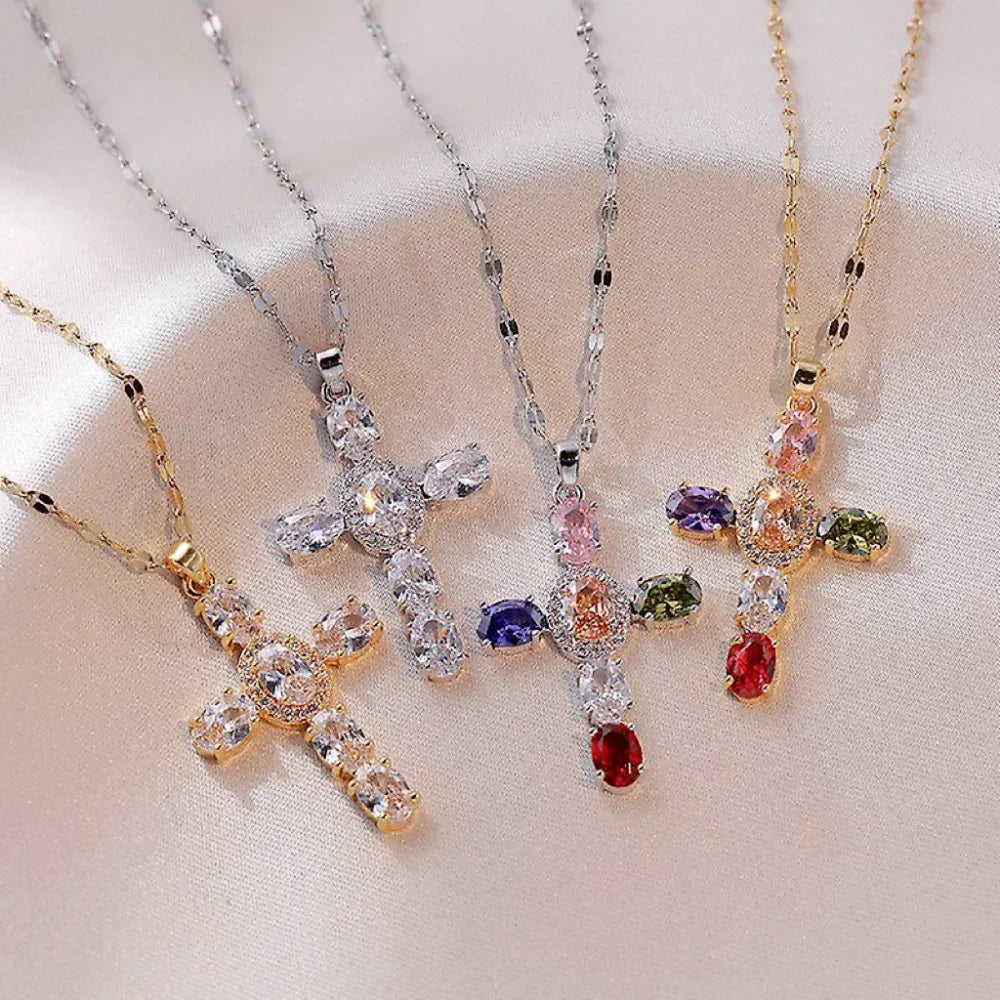 Collier coloré avec pendentif en forme de croix en strass