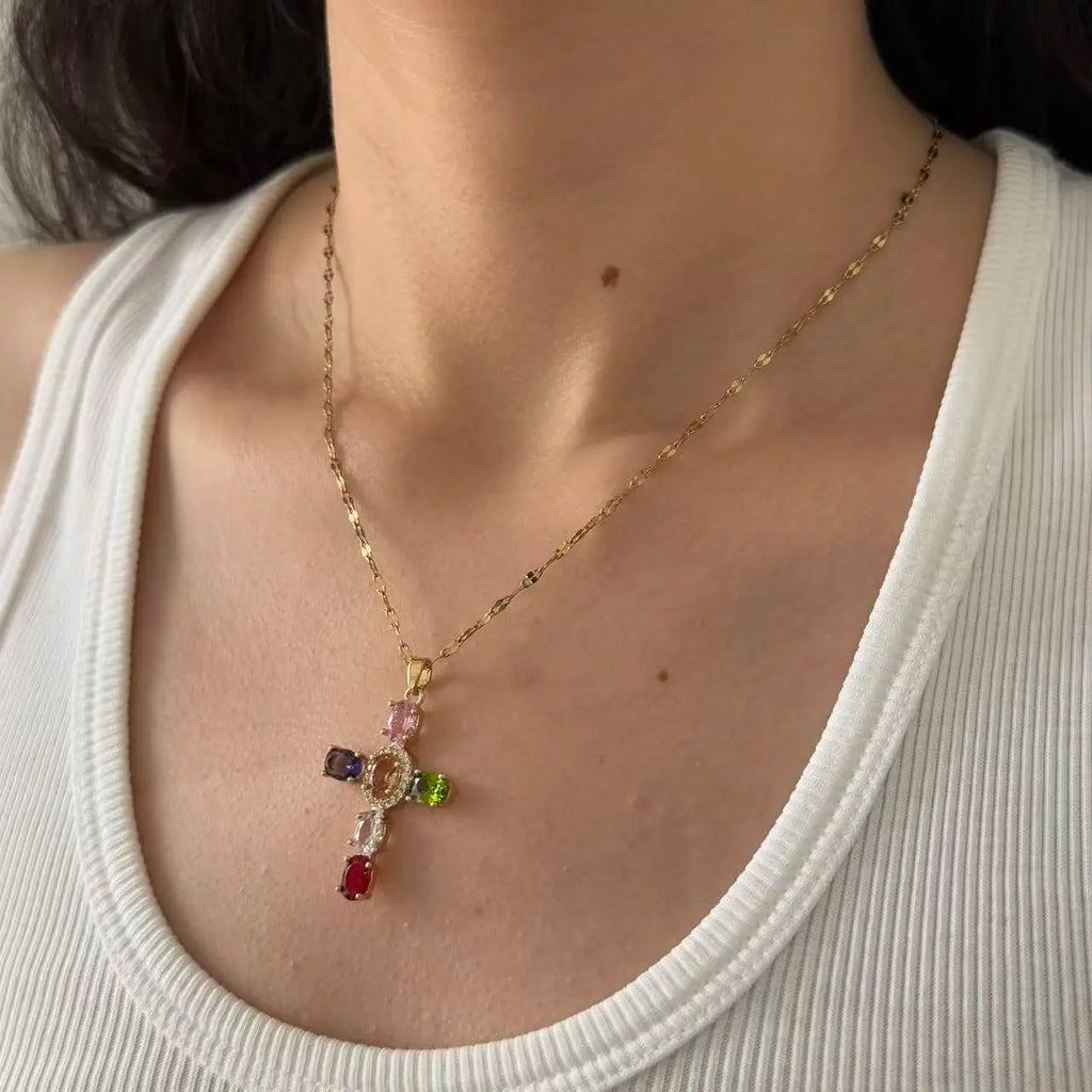 Collier coloré avec pendentif en forme de croix en strass