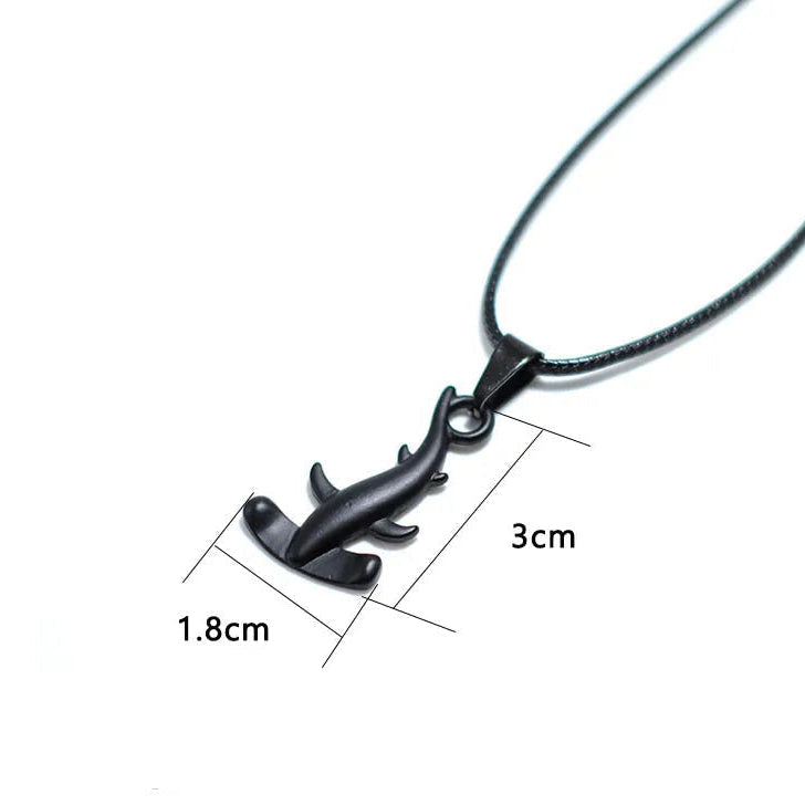 Κολιέ με κορδόνι και μαύρο μενταγιόν σφυροκέφαλου καρχαρία
