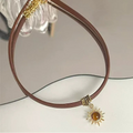 Collier cordon avec pendentif soleil et pierre d'oeil de tigre