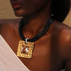 Κολιέ με Σχοινιά και Μαύρο Τετράγωνο Μενταγιόν