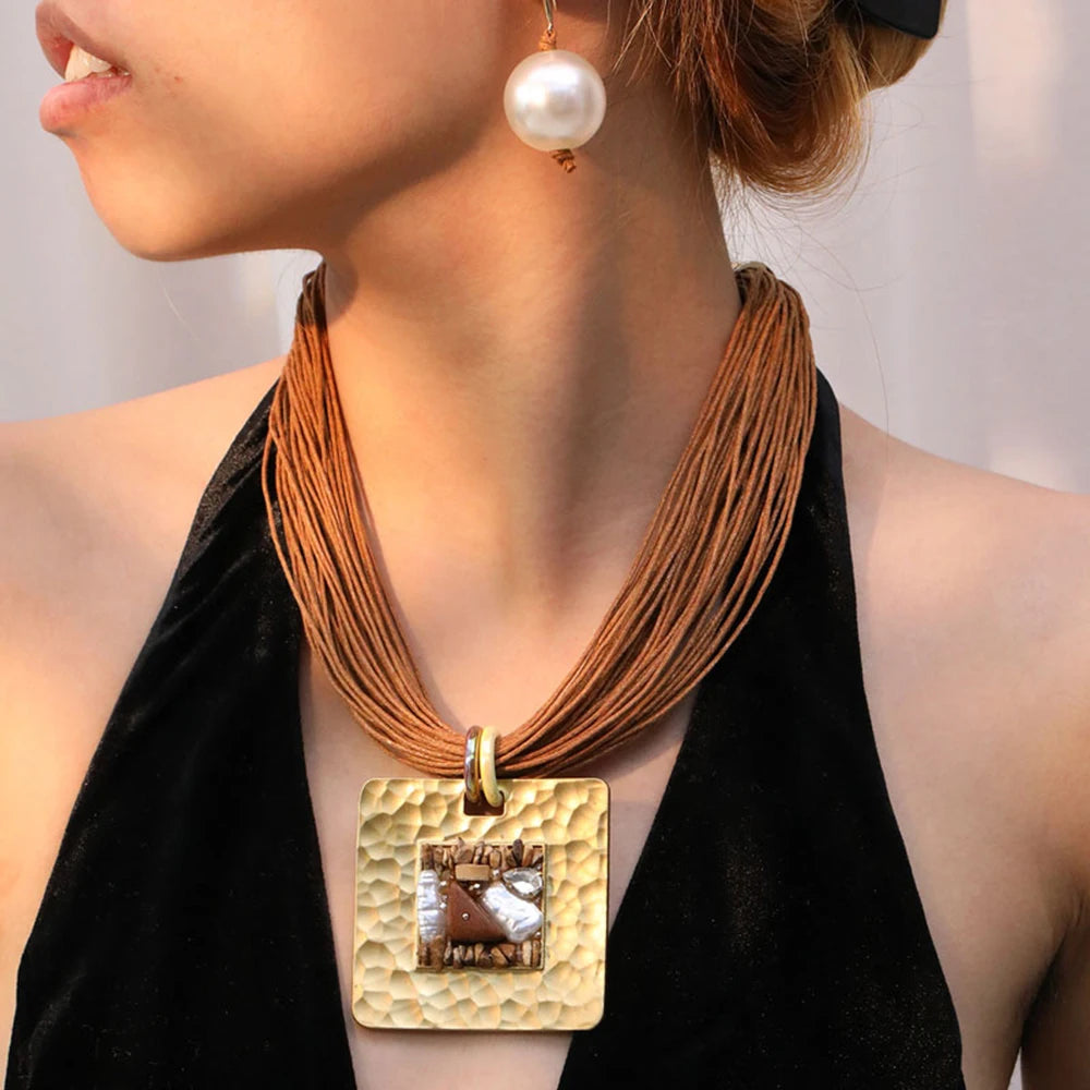 Κολιέ με Σχοινιά και Καφέ Τετράγωνο Μενταγιόν