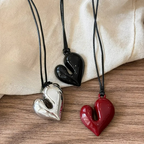 Κολιέ με κορδόνι και κόκκινο κρεμαστό καρδιά