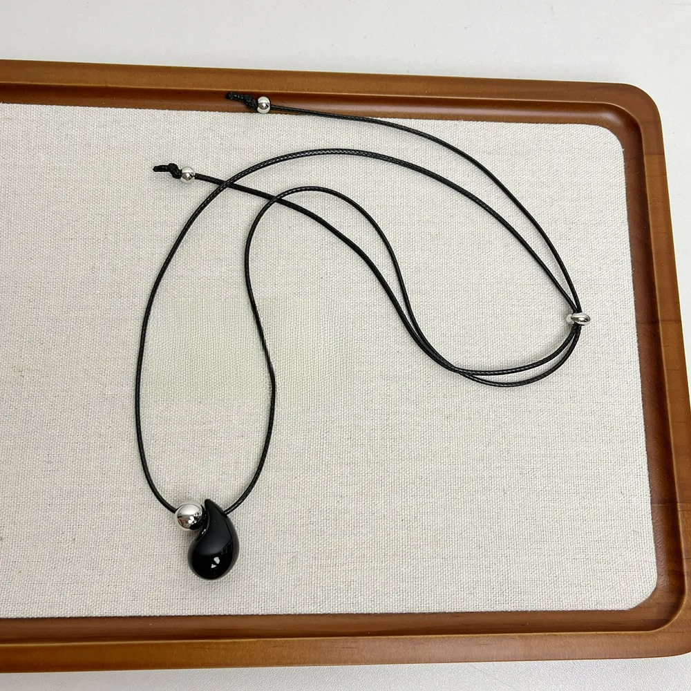 Κολιέ με κορδόνι και μενταγιόν σταγόνα νερού μαύρη