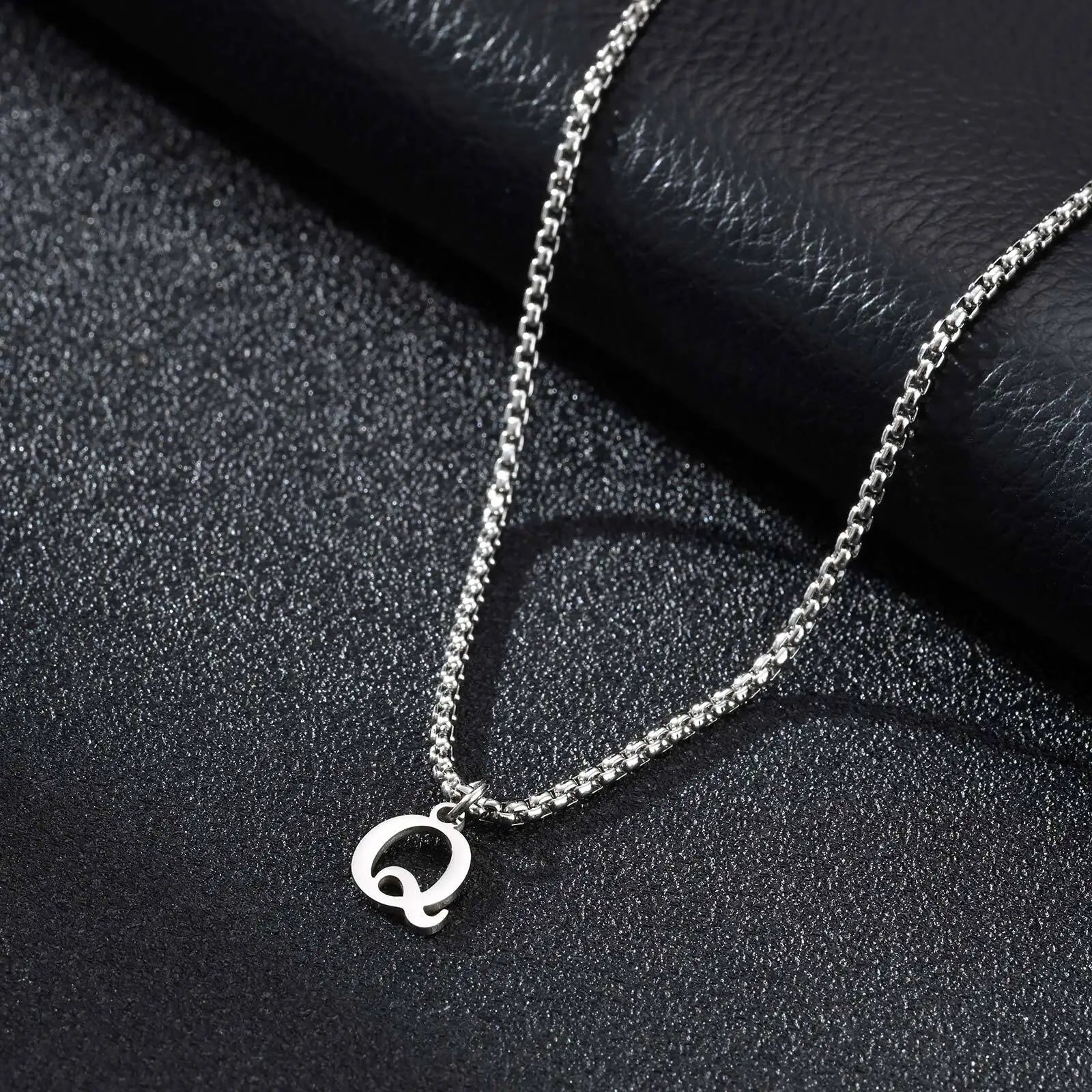 Ανδρικό κολιέ με κρεμαστό με αρχικό γράμμα q
