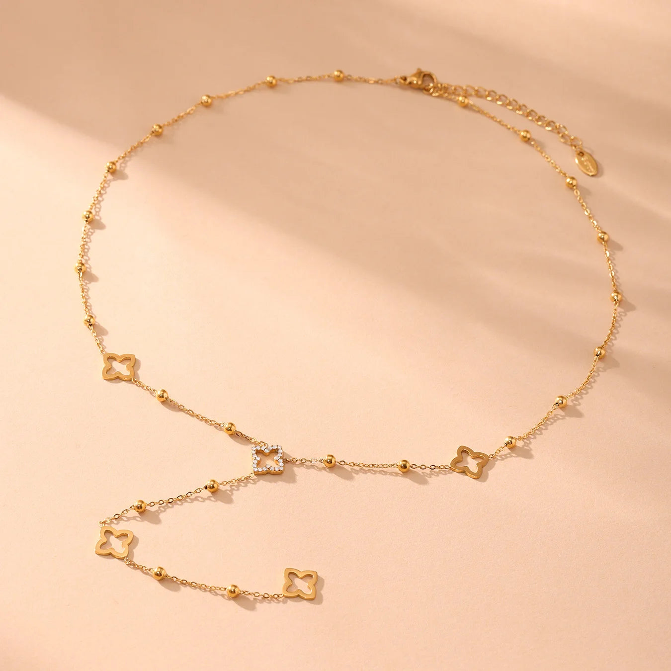 Μακρύ κολιέ με μενταγιόν τετράφυλλο τριφύλλι και ζιργκόν χρυσό