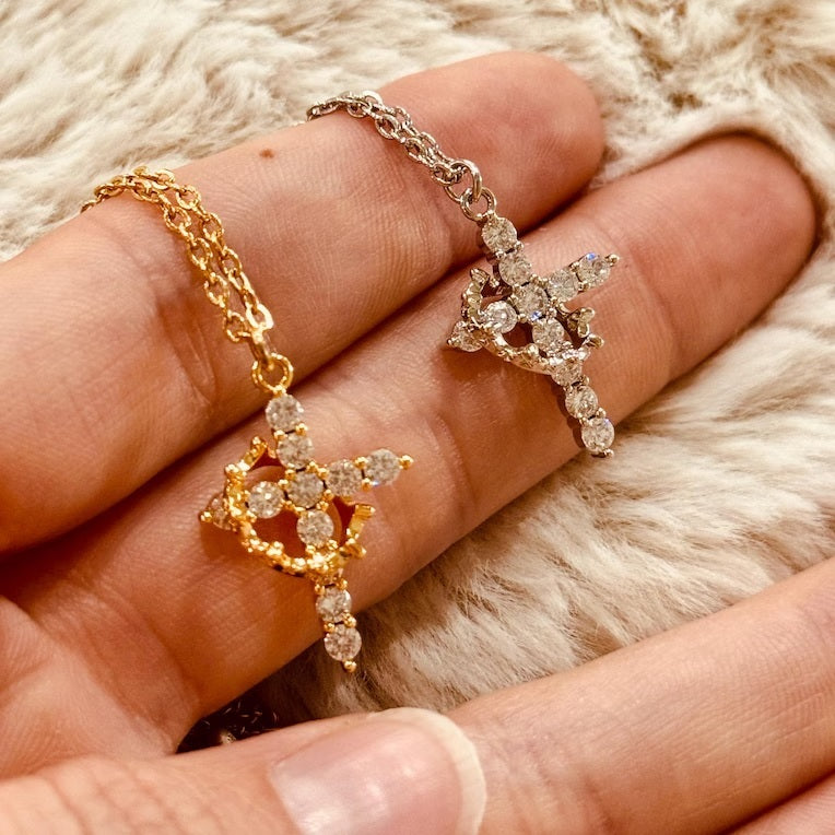 Κολιέ με μενταγιόν σταυρό & στέμμα χρυσό