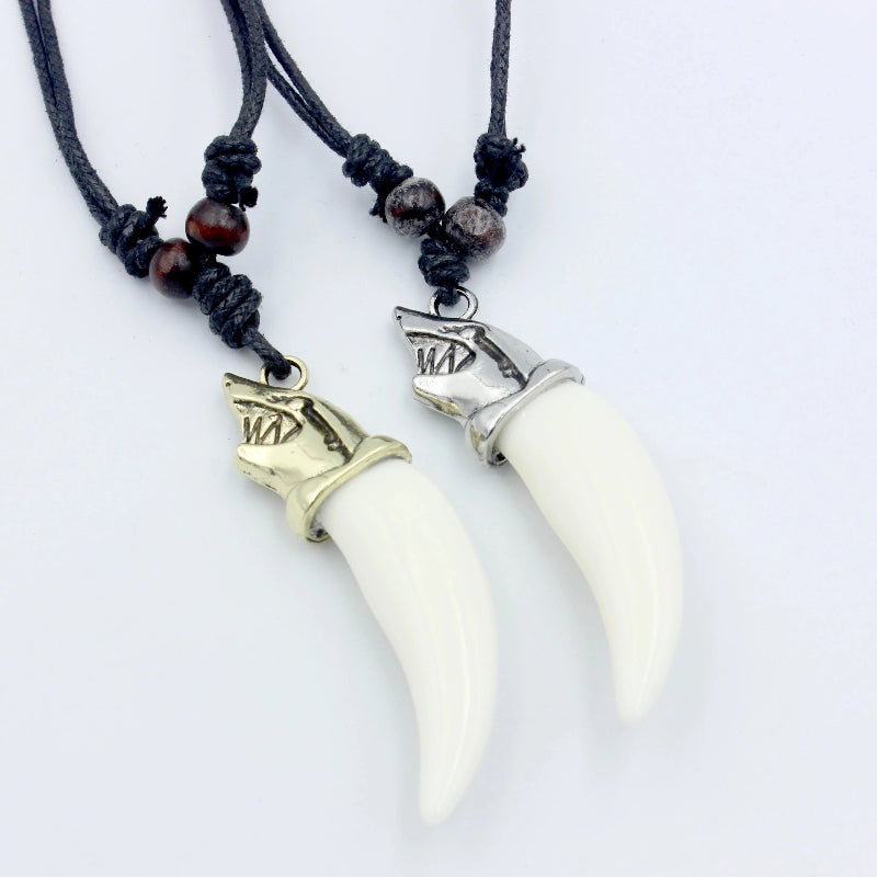 Κολιέ με μενταγιόν δόντι καρχαρία χρυσό