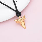 Κολιέ με μενταγιόν δόντι καρχαρία για άντρες χρυσό