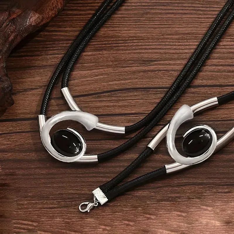 Κολιέ με γεωμετρικό μενταγιόν και ασημένιο βραχιόλι