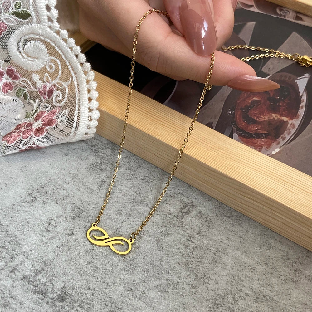 Κολιέ με μενταγιόν απειροσύνης σε χρυσό για γυναίκες