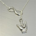 Κολιέ με μενταγιόν άπειρο και χέρι