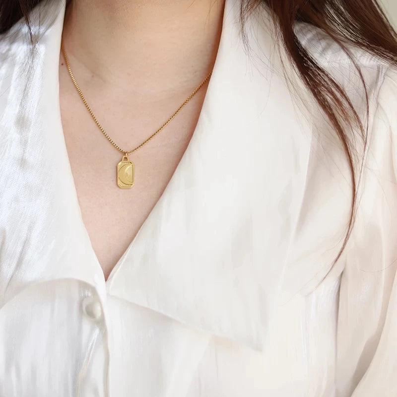 Κολιέ με μενταγιόν σε στυλ ρετρό σελήνης