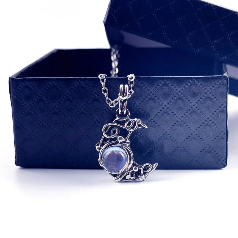 Κολιέ με μενταγιόν από βιντάζ λίθο φεγγαριού c