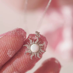 Κολιέ με μενταγιόν ήλιος με ασημένιες στρας