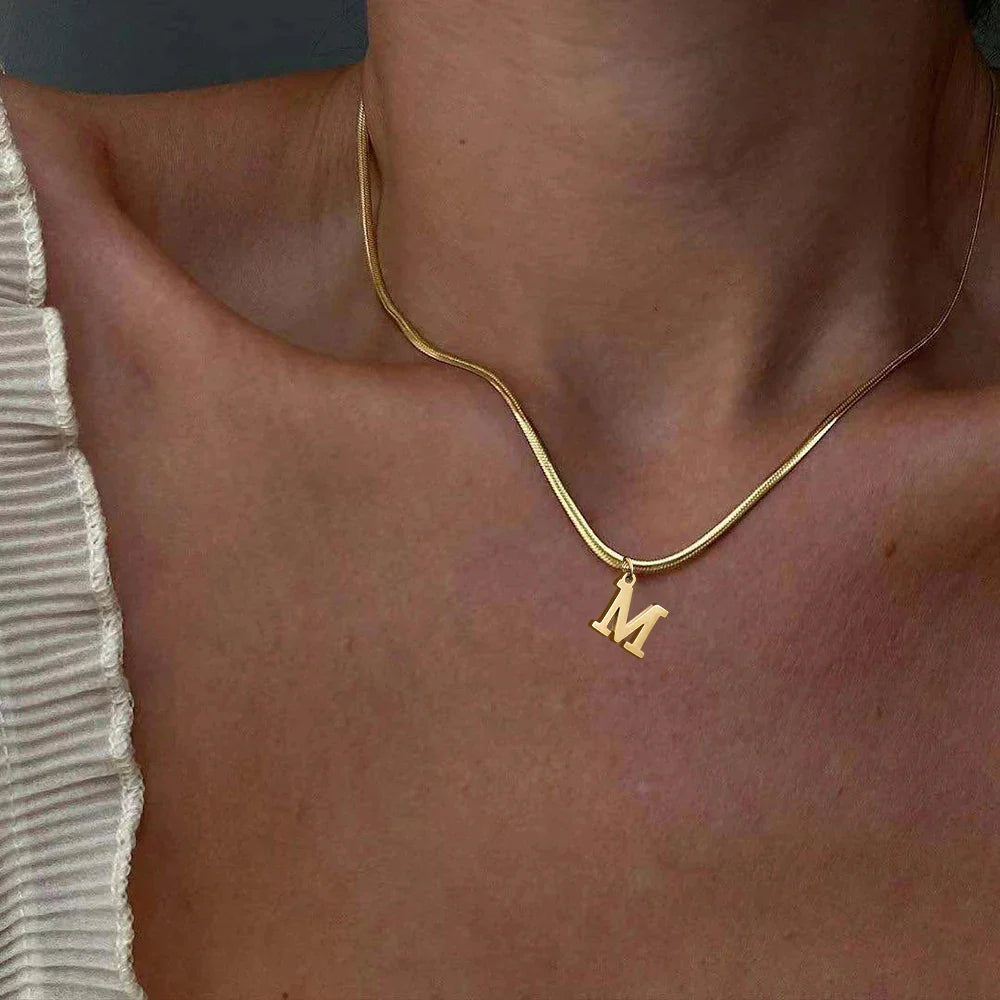 Γυναικείο choker κολιέ με μενταγιόν αρχικού m