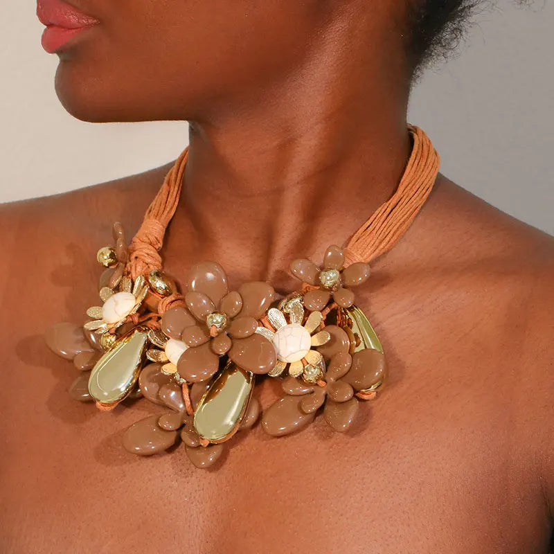 Κολιέ κοντό με κομψό κρεμαστό λουλούδι