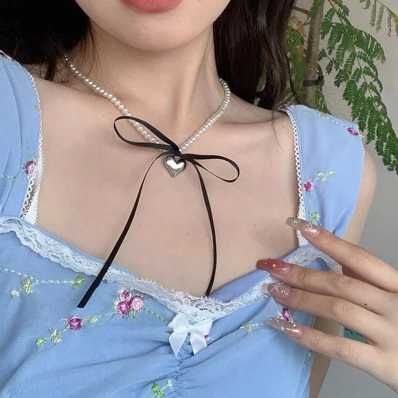 Κολιέ κοντό με μενταγιόν καρδιά και μαύρες χάντρες