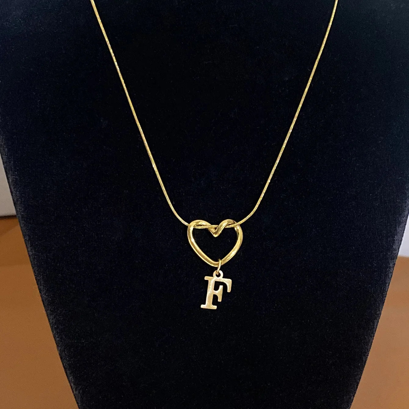 Κολιέ choker με μενταγιόν αρχικό και καρδιά - γράμμα 