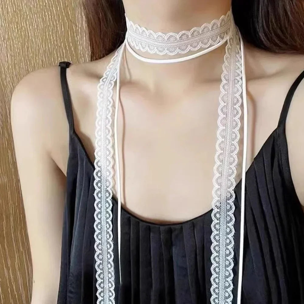 Κολιέ choker με κρεμαστό λευκό φιόγκο