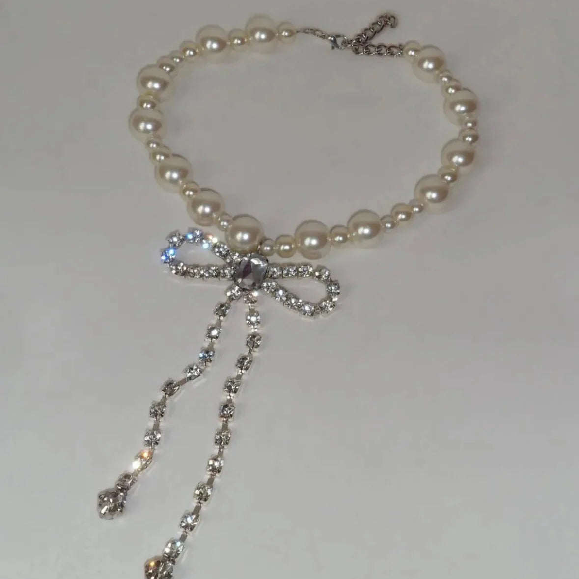 Κολιέ choker με κρεμαστό πεταλούδα από στρας