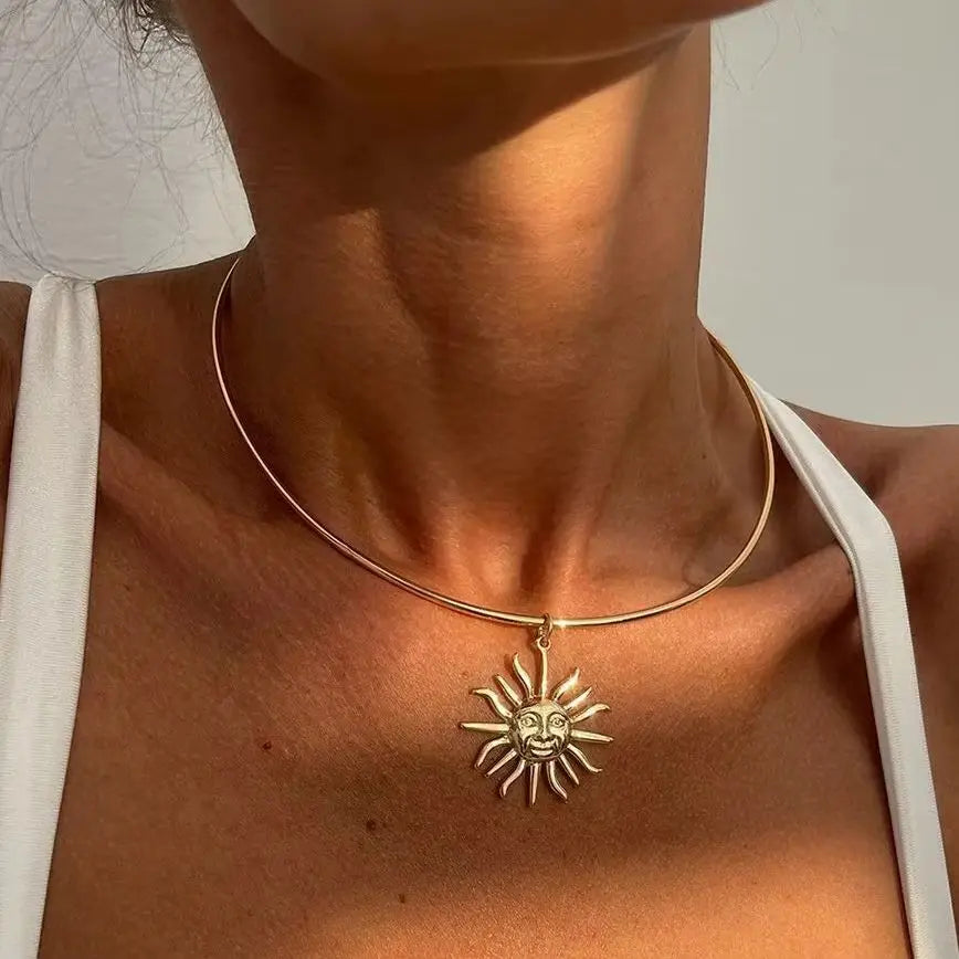 Collier Ras de Cou avec Pendentif Soleil or