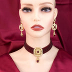 Κολιέ choker με μαργαριτάρια, με μενταγιόν και κρεμαστά αραβικά σκουλαρίκια σε κόκκινο χρώμα