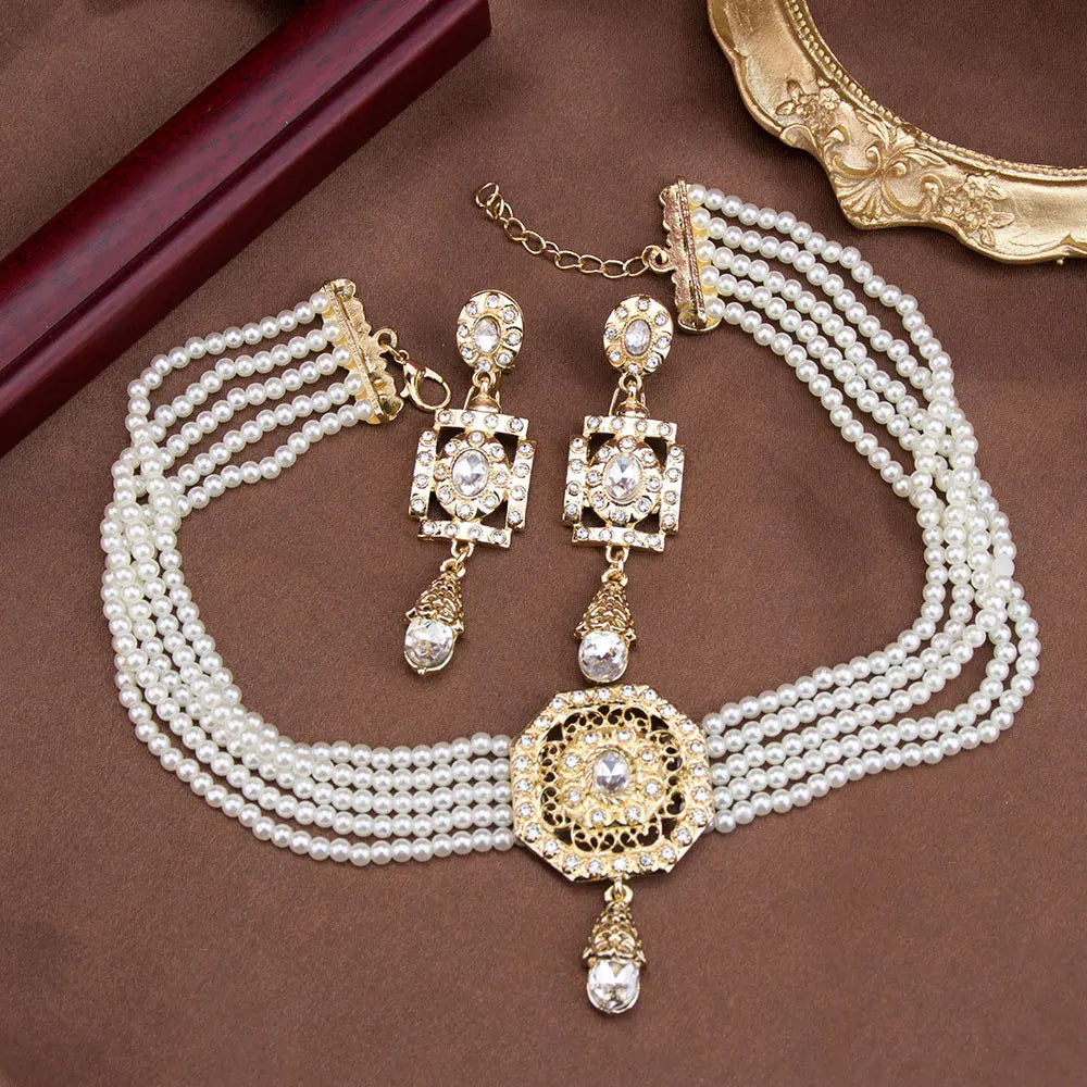 Κολιέ choker με μαργαριτάρια, με μενταγιόν και κρεμαστά αραβικά σκουλαρίκια σε λευκό χρώμα
