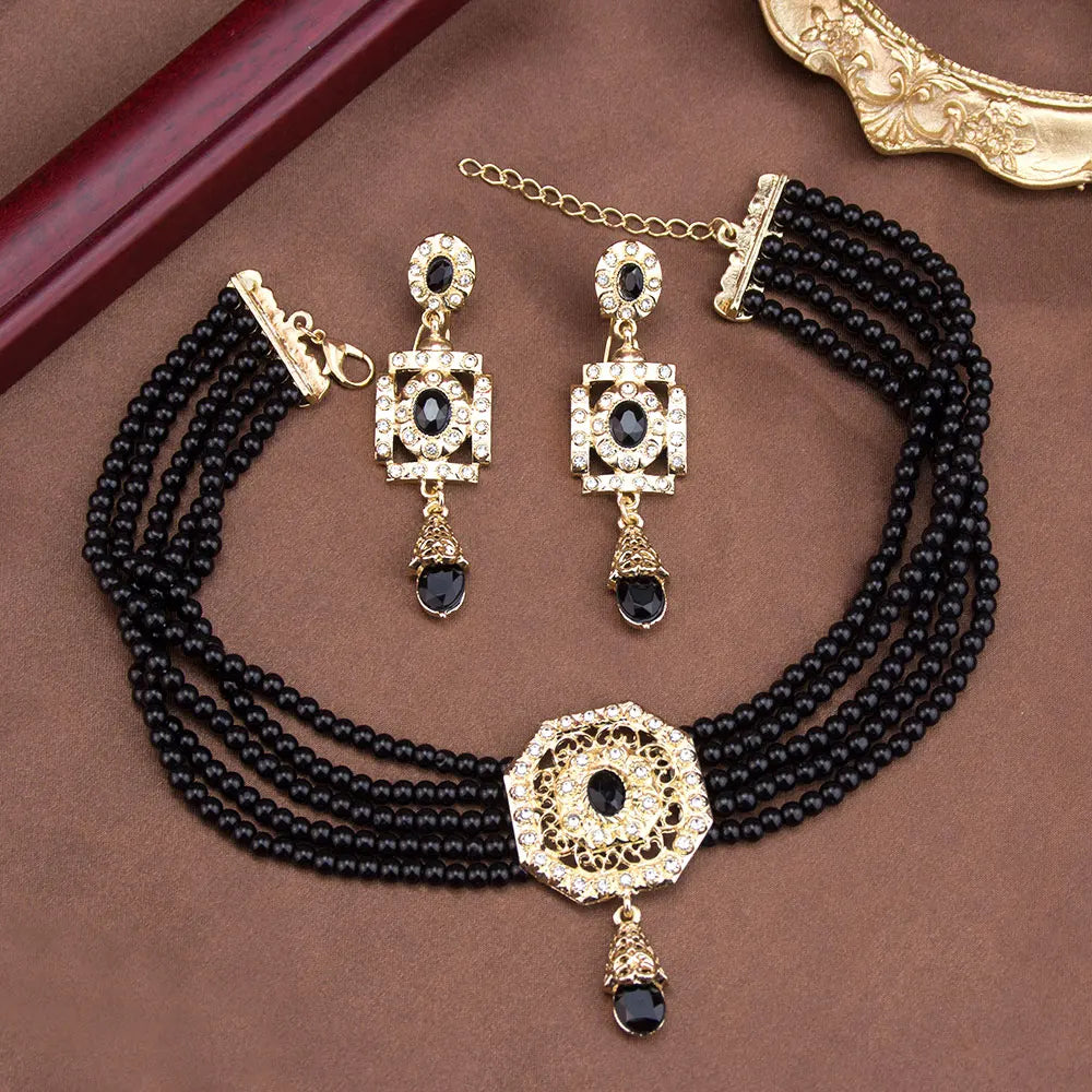 Κολιέ choker με μαργαριτάρια, με μενταγιόν και κρεμαστά αραβικά σκουλαρίκια σε μαύρο χρώμα