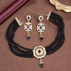 Κολιέ choker με μαργαριτάρια, με μενταγιόν και κρεμαστά αραβικά σκουλαρίκια σε μαύρο χρώμα
